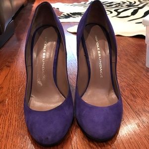 Sexy purple suede pumps with curved heel